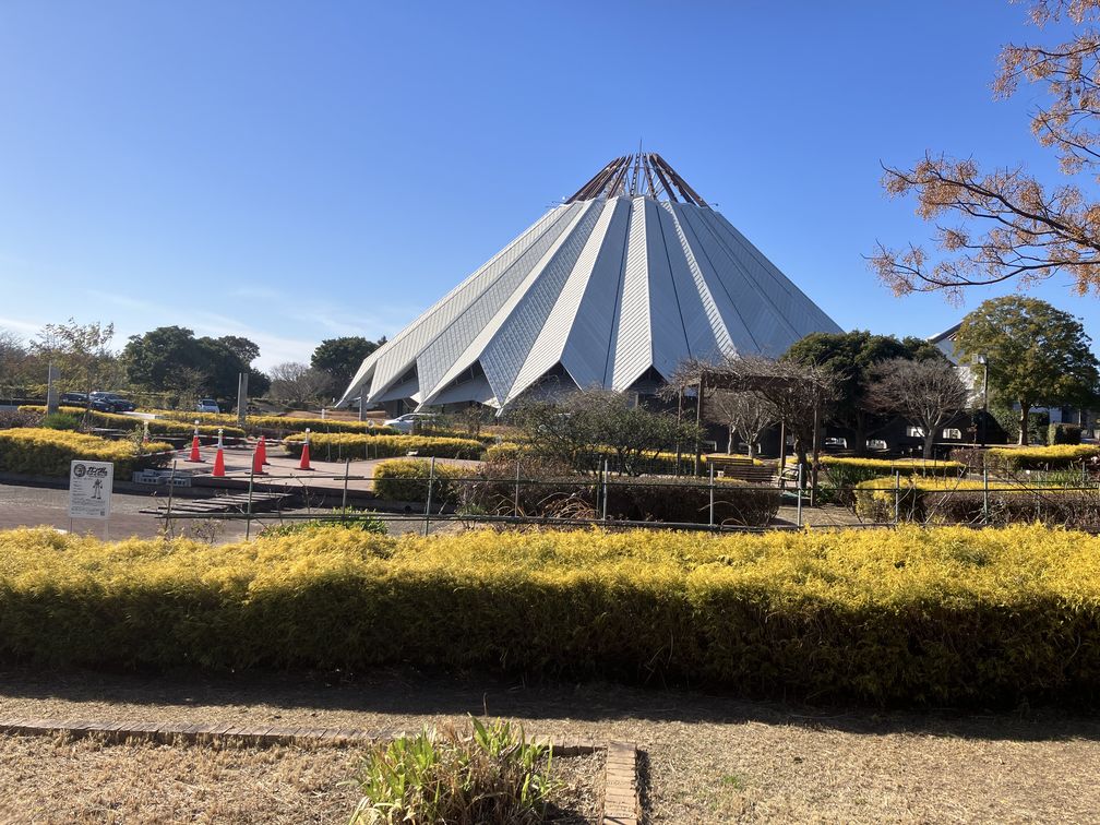 クレインパークいずみ。ツルの抱卵の様子を模しているそうです。